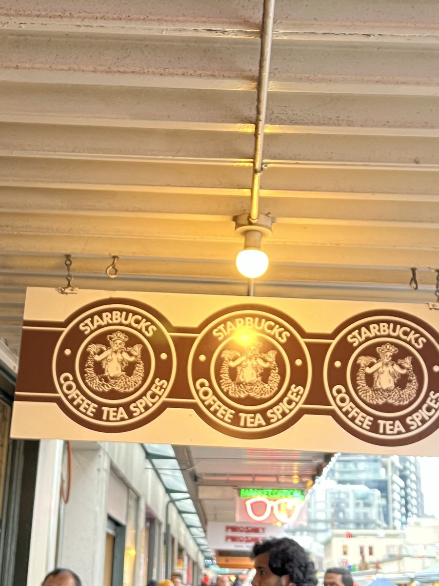 JeanVim's tweet photo. @lteyssedou1 Le 1er Starbucks du Monde qui a ouvert en 1971 à Seattle (USA) toujours en activité. 
Amiens va bientôt rejoindre le club des villes au café le plus cher au Monde ! https://t.co/nze8WgPkRj