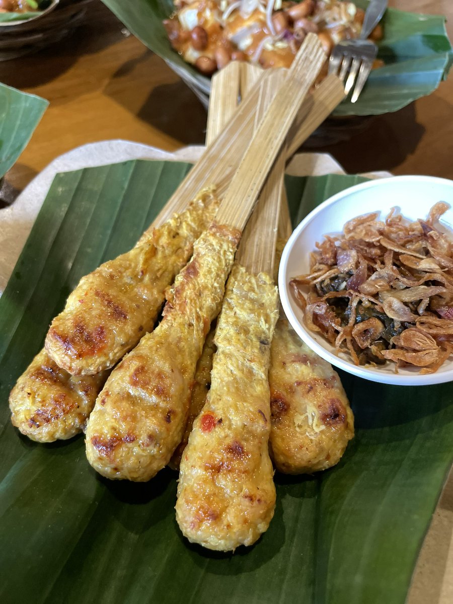 Ariefboediman's tweet photo. Buat penggemar makan bali atau warga bali yang lagi di jogja, ada warung bali otentik di jogja, yang punya seniman pelukis bali yang udah tinggal di jogja. Dan ternyata mereka juga menyuplai pepes dan betutunya ke beberapa warung di jabodetabek dan jateng dlm  frozen #kulyog https://t.co/vEUOt9khPu