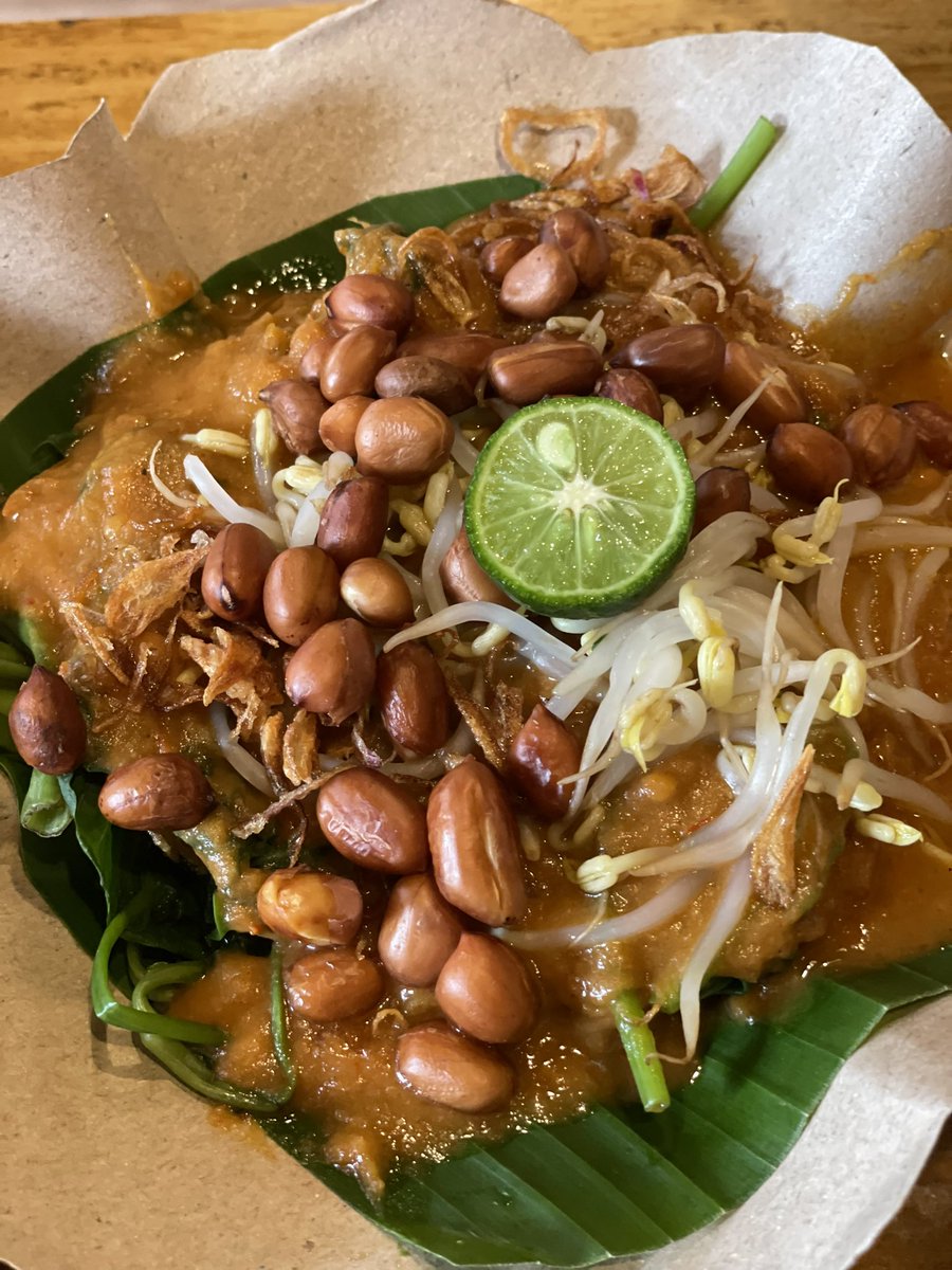 Buat penggemar makan bali atau warga bali yang lagi di jogja, ada warung bali otentik di jogja, yang punya seniman pelukis bali yang udah tinggal di jogja. Dan ternyata mereka juga menyuplai pepes dan betutunya ke beberapa warung di jabodetabek dan jateng dlm  frozen #kulyog