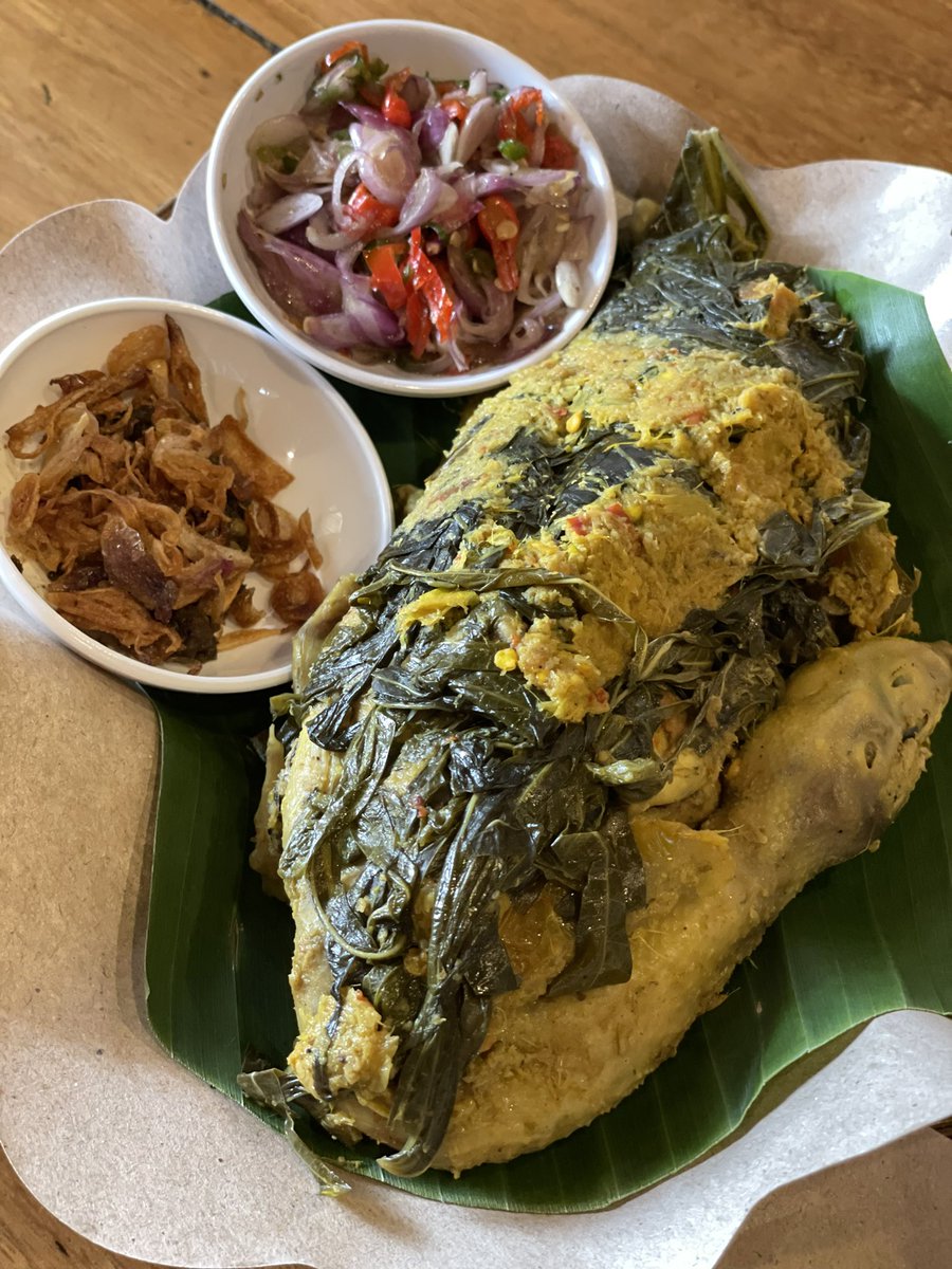 Ariefboediman's tweet photo. Buat penggemar makan bali atau warga bali yang lagi di jogja, ada warung bali otentik di jogja, yang punya seniman pelukis bali yang udah tinggal di jogja. Dan ternyata mereka juga menyuplai pepes dan betutunya ke beberapa warung di jabodetabek dan jateng dlm  frozen #kulyog https://t.co/vEUOt9khPu