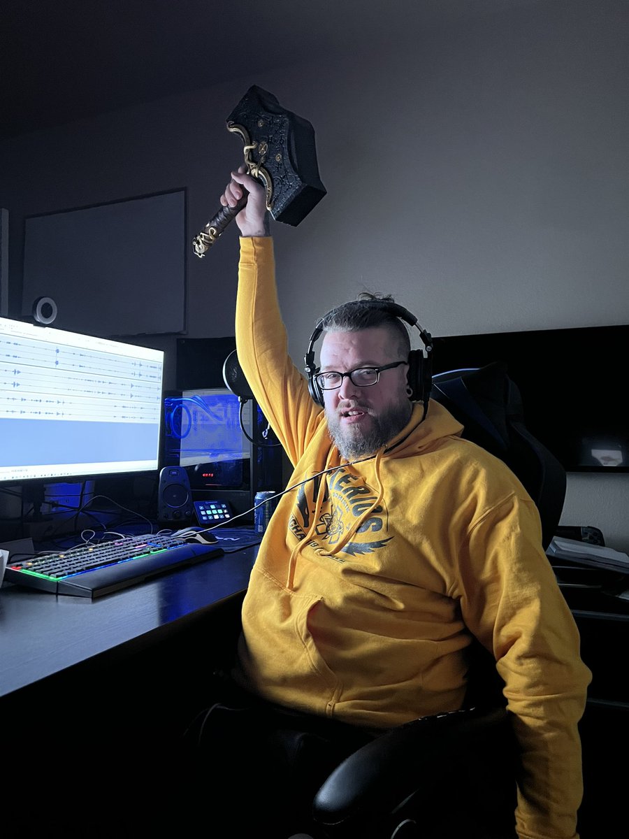 ThreebirdsPod's tweet photo. There’s electricity in the air.
And also in that computer monitor, where Bubinson has almost finished editing the first episode of 2023.
Check your preferred listening platform tomorrow!
#FabFlock #WWE #SmackDown #WWERaw @WWE @WWEUniverse https://t.co/AE9pI1vUZl