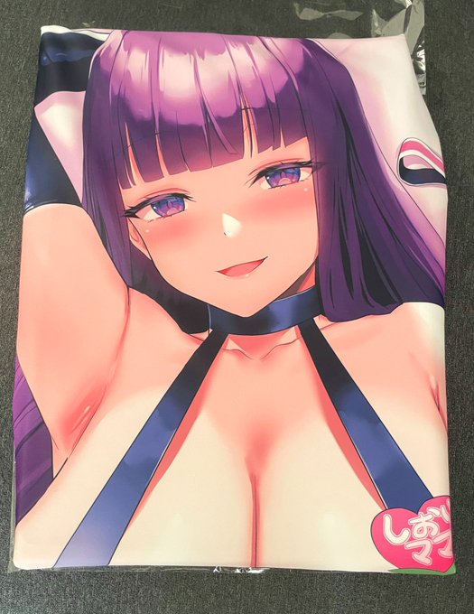 しおりママ抱き枕カバーが
私の手元にも届きました✨
妖艶な表情でジーッとこちらを
見つめてくる視線がたまらない...💕
そしてこれだけで分かる
はち切れんばかりの
柔らか爆乳おっぱい...❤️

みなさんのお手元に届くまで
今しばらくお待ちくださいませ! 