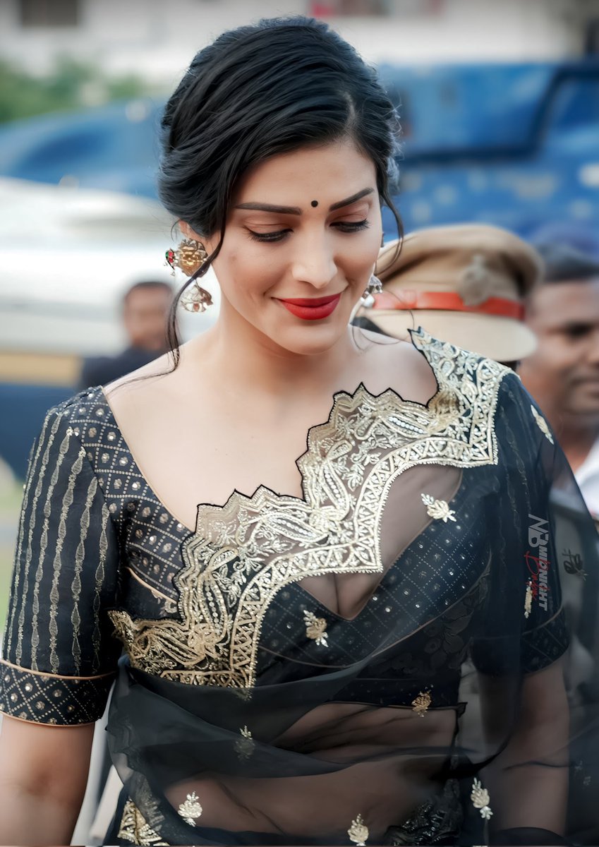 Sruthi Matram A matram Thaggaledhu 
Adhe Andham Andhe Cuteness 😍😍😍🥰

#ShruthiHassan 
#VeeraSimhaReedyOnJan12th