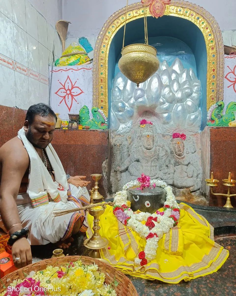 Bhadreshwara Swamy ⛩️🙏🙇🏻‍♂️🌺

#Rangampet #Bhadrakali #Temple  #CulturalHeritage #Warangal #TemplesOfWarangal #Telangana