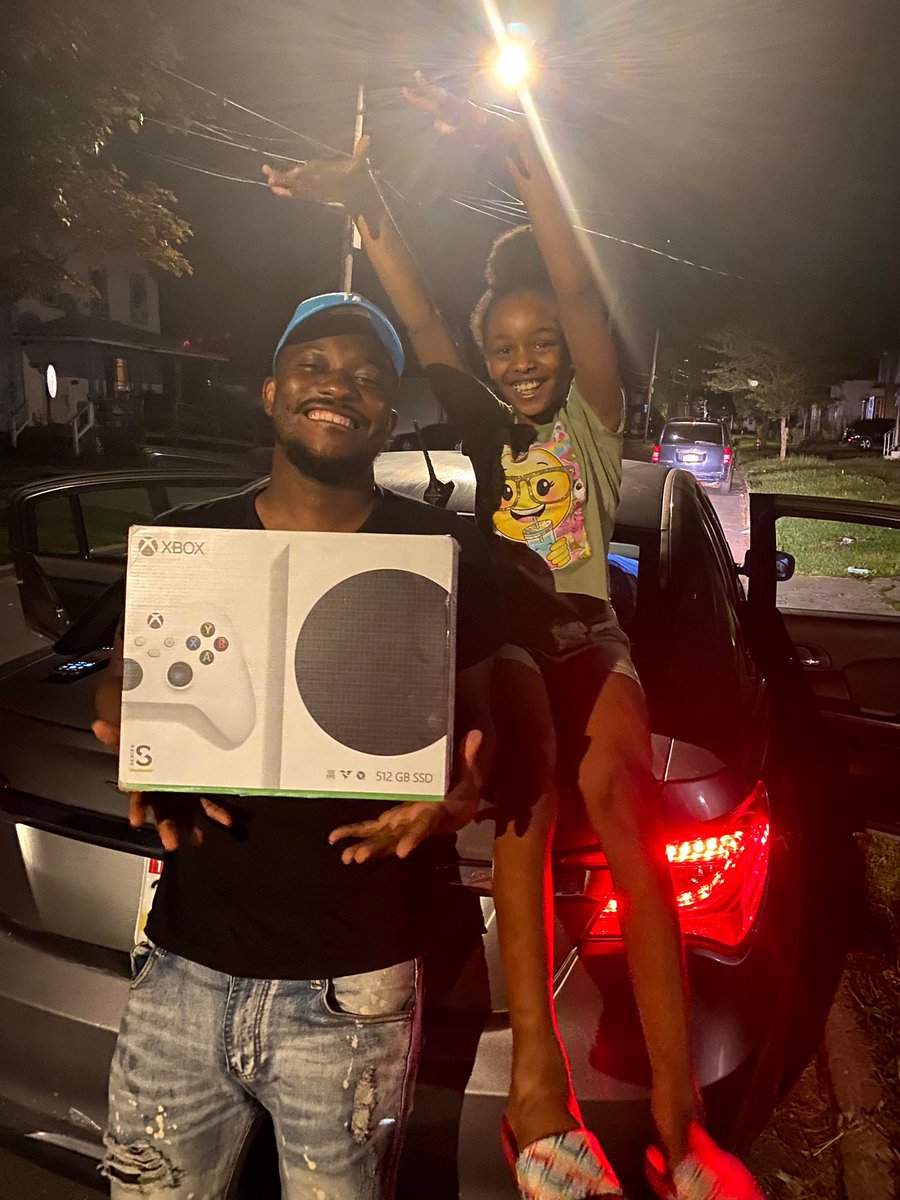 DoNTaE24o6's tweet photo. 3 #XBOXSERIESS GIVEAWAYS LAST YEAR… 2 OF EM RANDOMLY VIA MY IG LIVE, THIS IS 1 OF THE GIVEAWAY WINNERS, #PASSDATORCH HOSTED BY ME & MY PNC TAE’ZJAH AKA #BOOBOODOLL AND STILL WANNA GIVEAWAY MORE GAMES/VBUCKS NSHIT! 🎮💸💯 #GAMERLIFE #FAMOUSNOBODY #DADDYDAYKARE https://t.co/UwSefZx9la