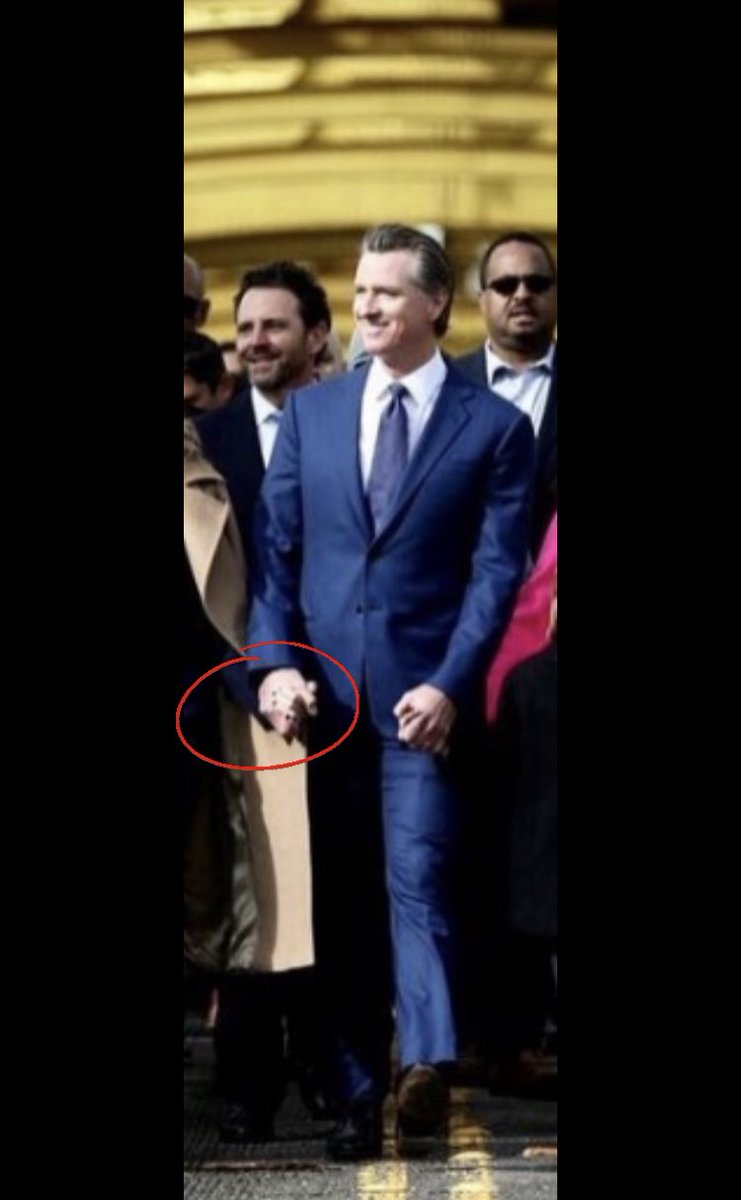 FedUpWFletcher's tweet photo. So it looks like @nathanfletcher flew up to @GavinNewsom’s “Inaugural Address” to March with him. 🤣🤣💀 

I bet you thats NATHAN’S hand holding Gavin’s hand 🤣  

#MiniNewsom #AnythingForPower #FedUpWithFletcher https://t.co/lHnYsyl7UR