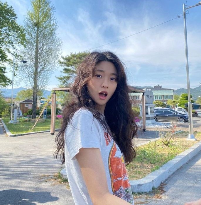 sunizup's tweet photo. #LeePD should get an award for taking 2 incredibly beautiful actors, & making them look 100% natural in the ctryside -with almost no makeup, plain clothes, & natural hairstyles. The way #SummerStrike was shot, felt warm & familiar. #Siwan & #Seolhyun fit that world perfectly! https://t.co/OwaZ30BHen