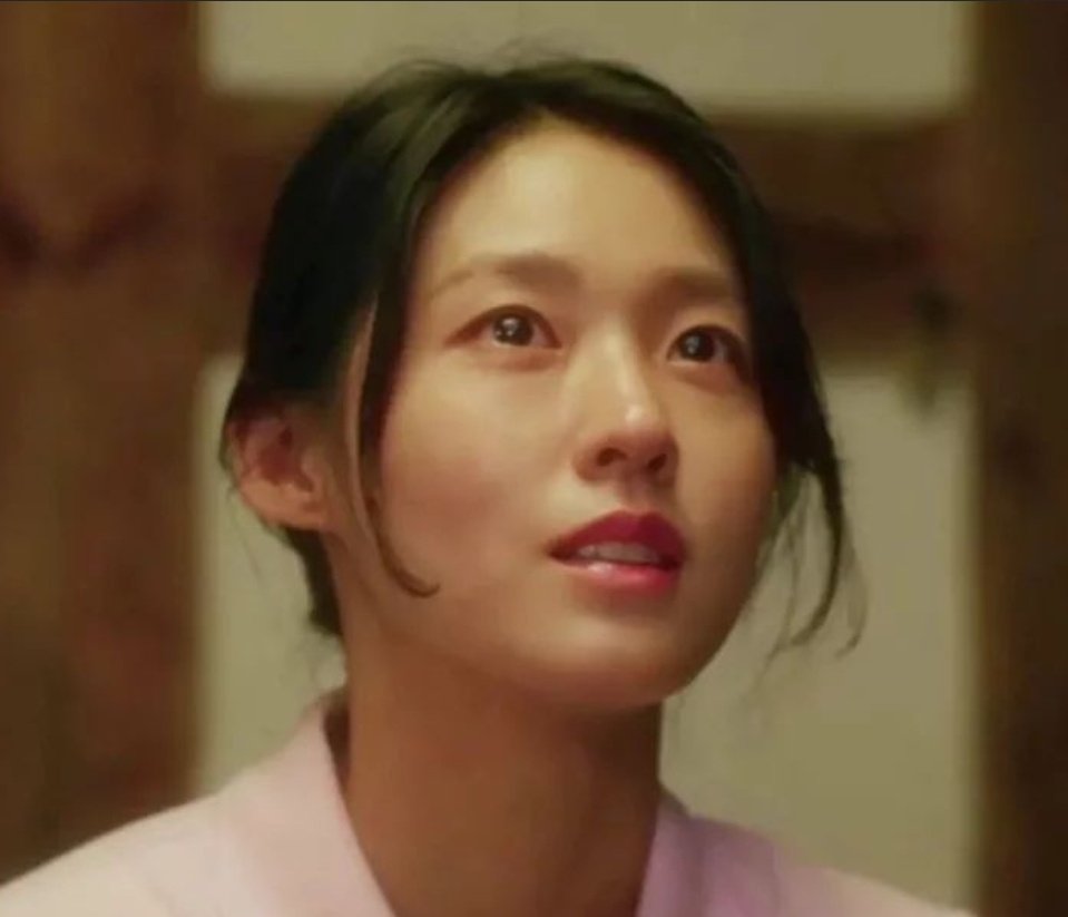 sunizup's tweet photo. #LeePD should get an award for taking 2 incredibly beautiful actors, & making them look 100% natural in the ctryside -with almost no makeup, plain clothes, & natural hairstyles. The way #SummerStrike was shot, felt warm & familiar. #Siwan & #Seolhyun fit that world perfectly! https://t.co/OwaZ30BHen