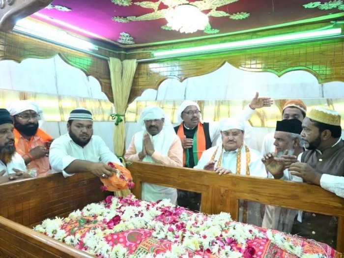 Shubhamrathii8's tweet photo. भाजपा के राष्ट्रीय अध्यक्ष @JPNadda राम मंदिर में माथा टेकते हुए,
अब कोई ये मत कहना की ये मुल्ला @JPNadda हैं ॥
ये तो हिन्दू ह्रदय सम्राट हैं, चादर चड़ाने तो ये जायेंगे ही नहीं ।
@jayantrld @yadavakhilesh @RLDparty @samajwadiparty @atulpradhansp @BhimArmyChief https://t.co/RpSplYkmU0