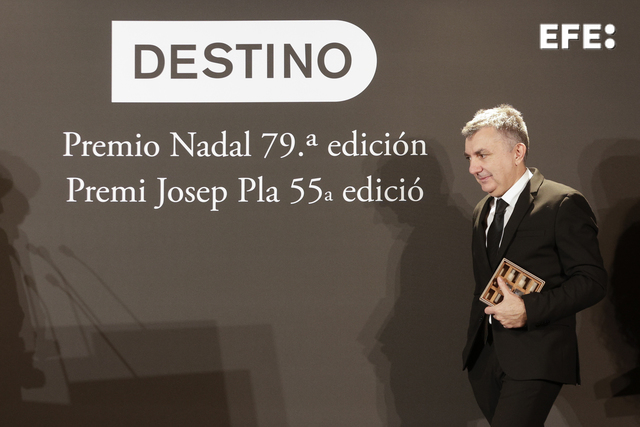 El escritor y poeta oscense Manuel Vilas ha ganado esta noche el Premio Nadal con su obra "Nosotros", "una novela de amor" sobre la pérdida de un ser querido que sufre su protagonista, Irene.