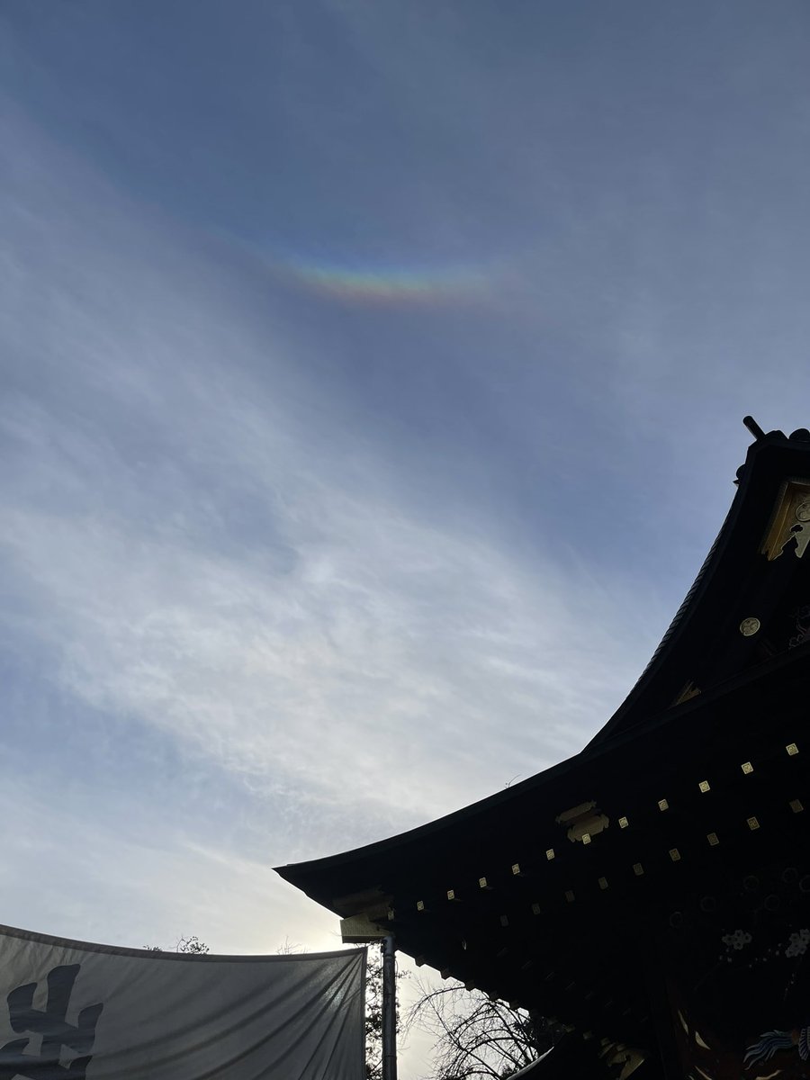 yukobkk's tweet photo. 神社でふと空を見上げたら虹が！
1分くらいですぐに消えてしまったから見れてラッキー。 https://t.co/9gwahptrAt