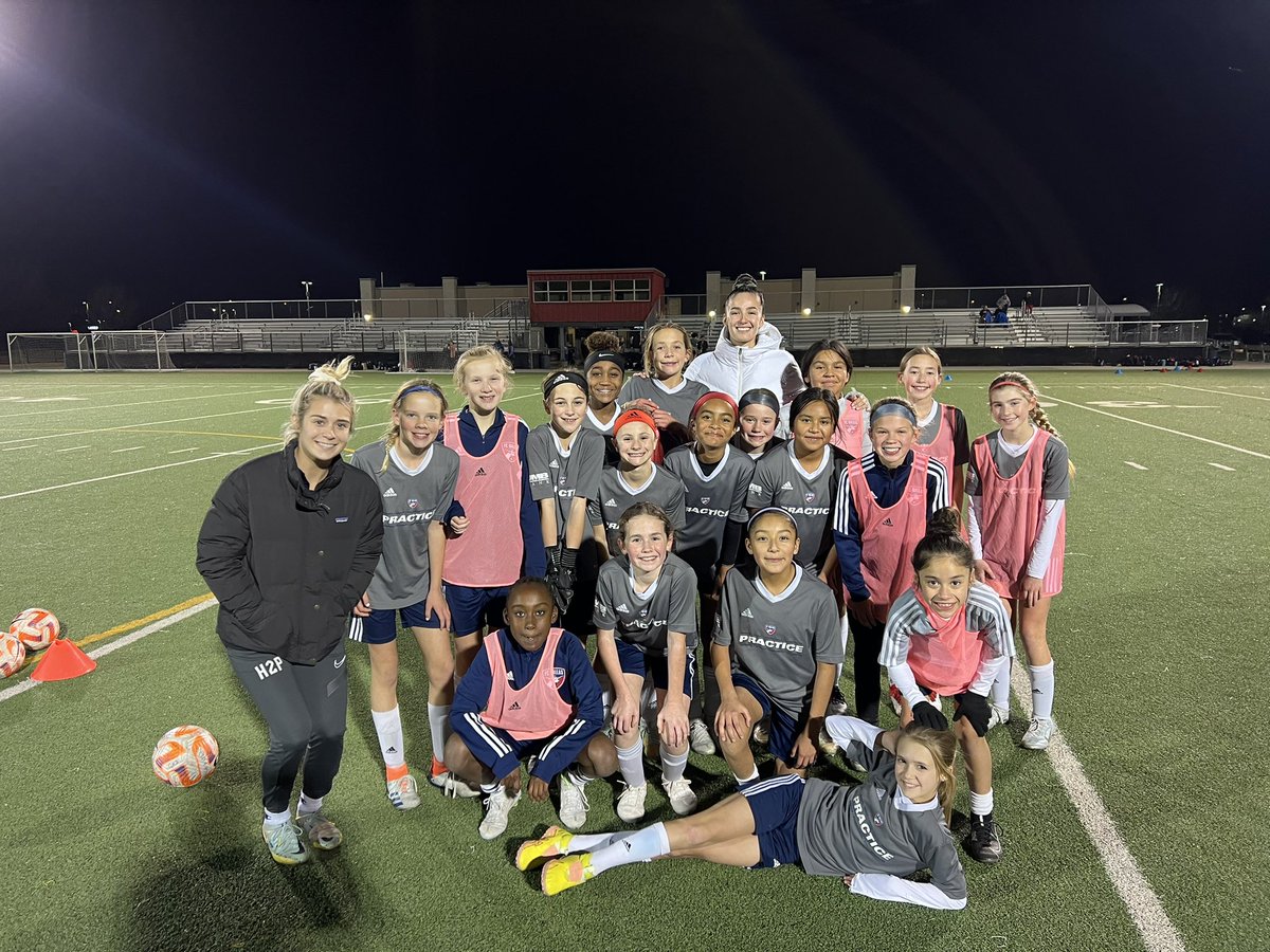 FCDGirlsECNL's tweet image. How cool is this?!

@NWSL and @Miseleccionfem goal scoring machine @diana0rdonez and former @Pitt_WSOC star and soon to be pro @haileyydavidson came out to practice last night to hang out with our groups!

#DTID #ProPathway #FCDAlumni