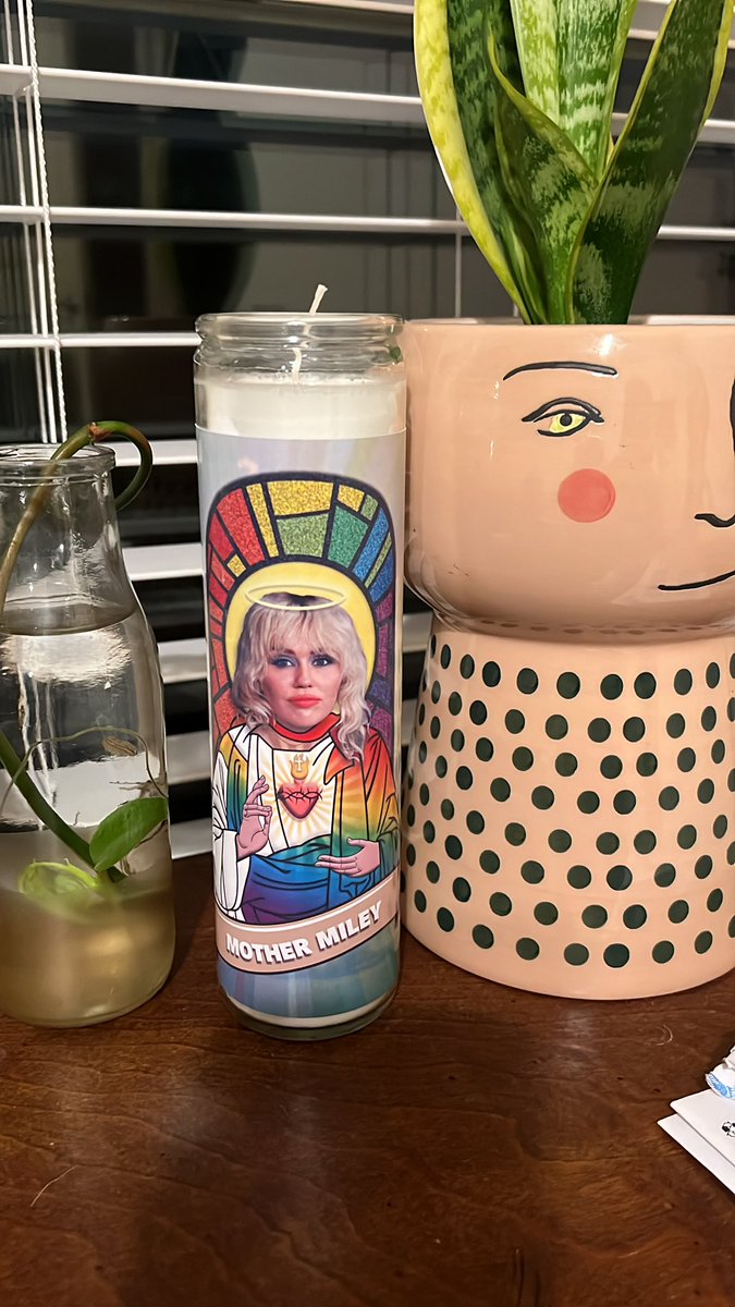 ToooFastTim's tweet photo. The Miley candle in question https://t.co/YguuSiuDvy