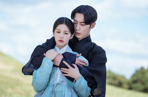 spideydee_'s tweet photo. the backhug #AlchemyOfSouls2Ep9 https://t.co/QfncPvk2Bz