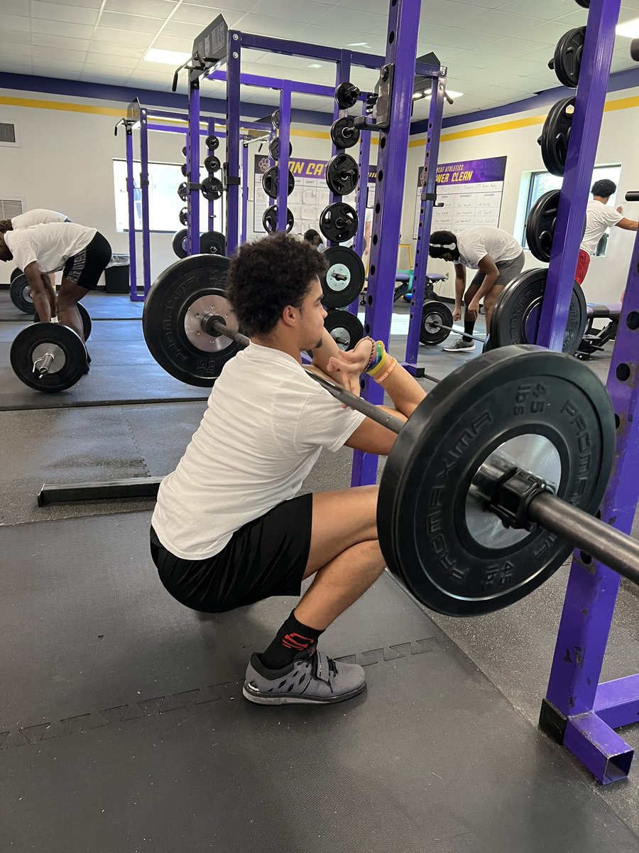 VRHS__SC's tweet photo. Squat low, jump high. Power at all ranges. #WeAreVR #RealROM https://t.co/SnJN9K17he
