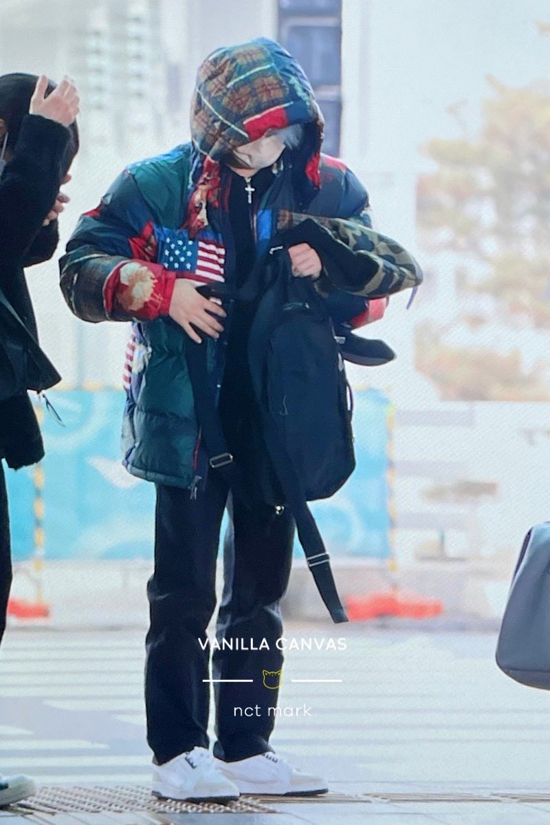 canvas990802's tweet photo. 230107
미국 국기 그려진 점퍼 입고
미국으로 떠나는 이마크 😭
#마크 #MARK #NCT127 https://t.co/RjUm0mrnSy