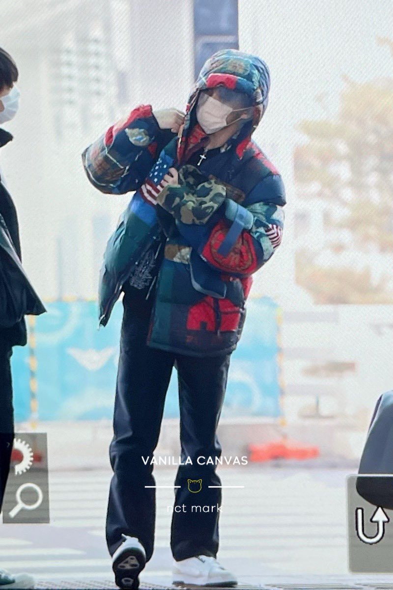 230107
미국 국기 그려진 점퍼 입고
미국으로 떠나는 이마크 😭
#마크 #MARK #NCT127