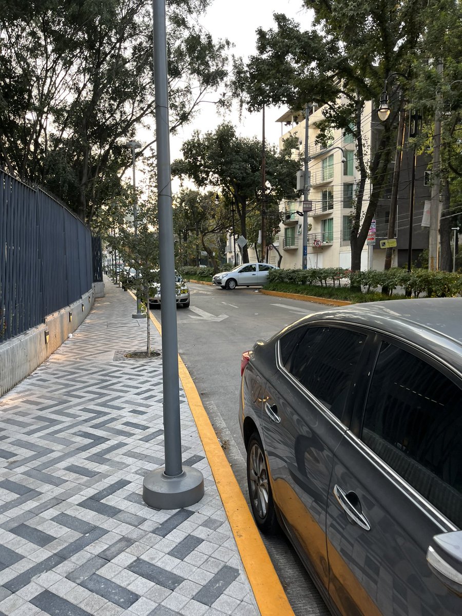 gridet's tweet image. @LaSEMOVI @AccionesBJ @PueblodeXoco hoy a las 17.29 hrs, el paso peatonal de Mayorazgo Higuera y Mayorazgo de Solis, lo utilizan los autos de retorno