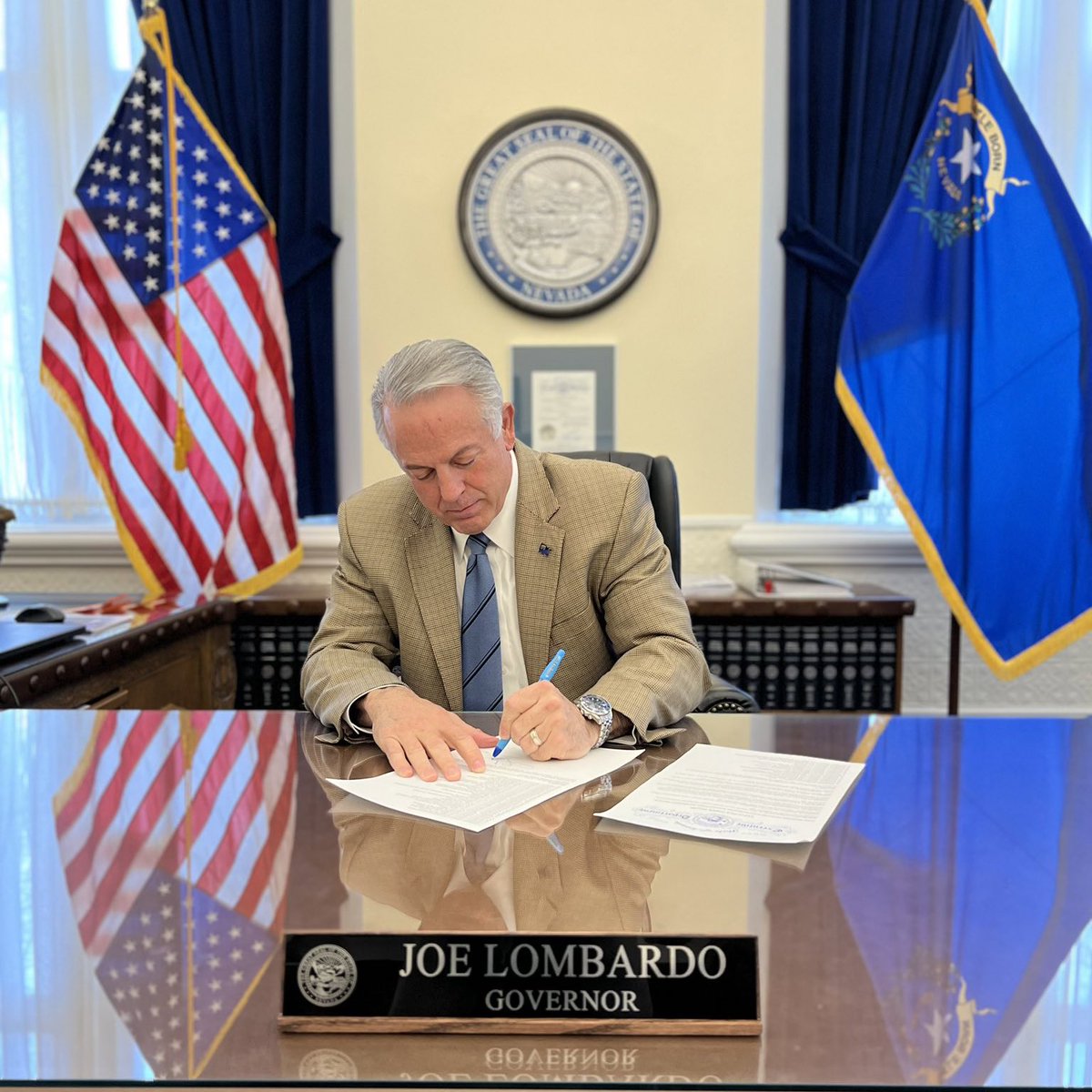 hollandcourtney's tweet image. 🚨BREAKING🚨

Nevada’s new Republican Governor @JosephMLombardo signed his very first executive order today to repeal and rescind all COVID-19 mandates previously administered under Democrat Governor Sisolak.