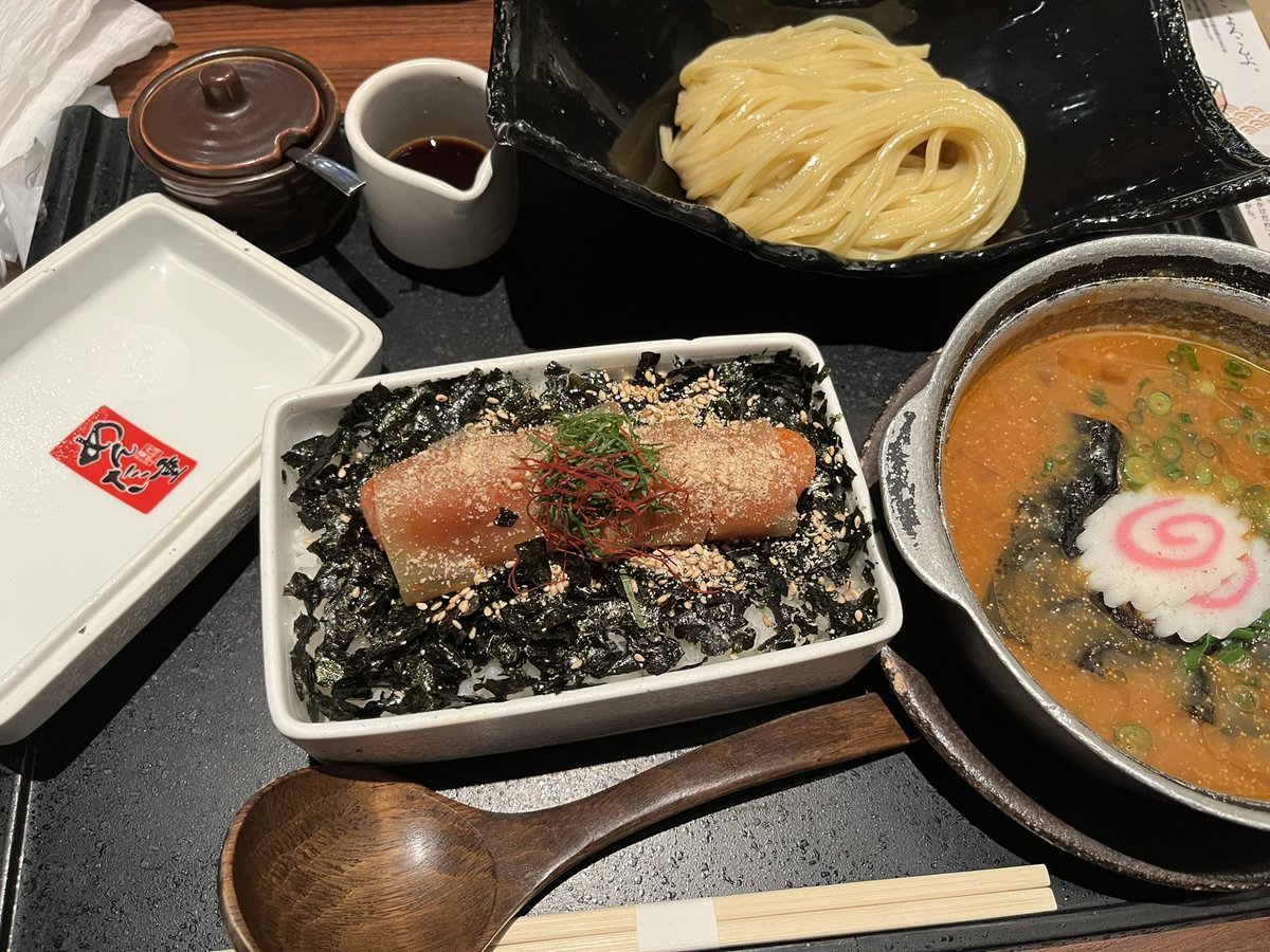 2019SFC5's tweet photo. 藤井風のライブでほぼ初めてと言っていい福岡に行ってきた（新幹線）
食べるものが美味しかった☺️
勿論、ライブも最高だった✨ https://t.co/Zna0QXcAaW