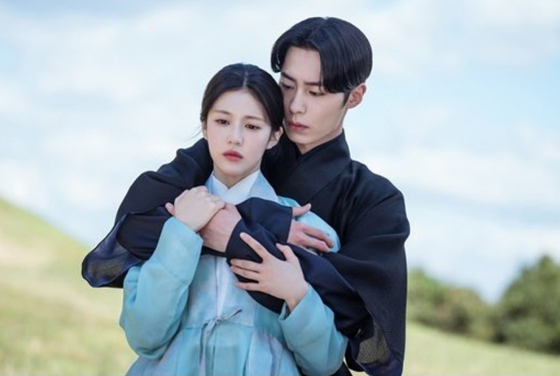 kdramamiss's tweet photo. finally the long awaited reunion and uk embracing her in his arms at the danhyanggok tree 🥺 i badly want them to have a happy ending please they deserve it after going through so much pain 
#AlchemyOfSouls2 #AlchemyOfSouls2Ep9 https://t.co/hSzRk7AYae