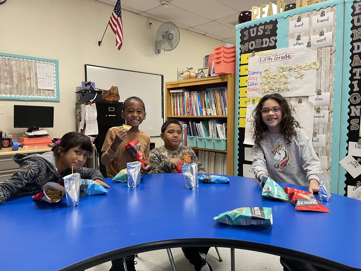 MsMankowski's tweet image. These #futuregloballeaders enjoyed their well deserved popcorn parties 🍿 Kettle corn was the crowd favorite with spicy queso in a close second 🌽🌶️🧀 Up next will be the return of The Starbooks Cafe 🧁🥛 Only 71 stars to go ⭐️ #vs30friendlyschools #forshaw #shawstrong