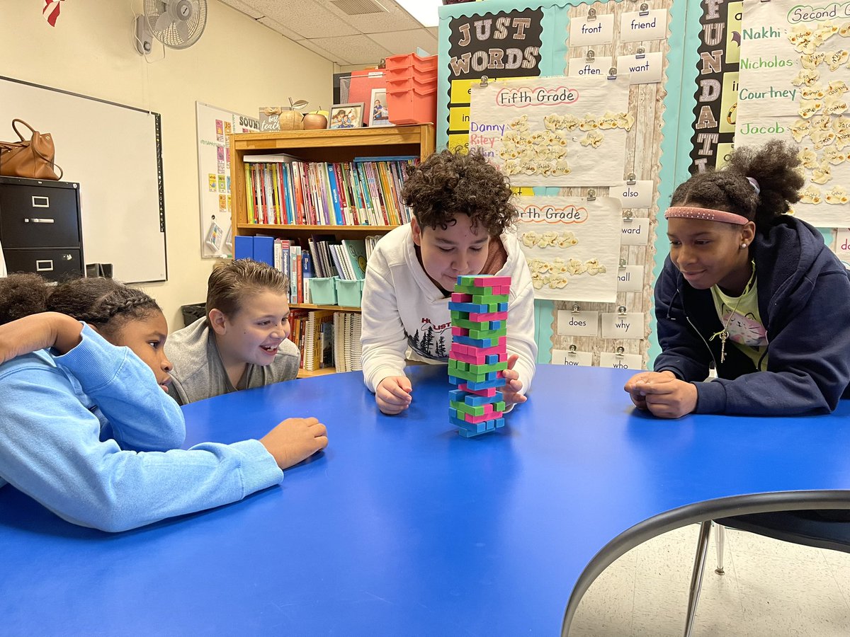 MsMankowski's tweet image. These #futuregloballeaders enjoyed their well deserved popcorn parties 🍿 Kettle corn was the crowd favorite with spicy queso in a close second 🌽🌶️🧀 Up next will be the return of The Starbooks Cafe 🧁🥛 Only 71 stars to go ⭐️ #vs30friendlyschools #forshaw #shawstrong