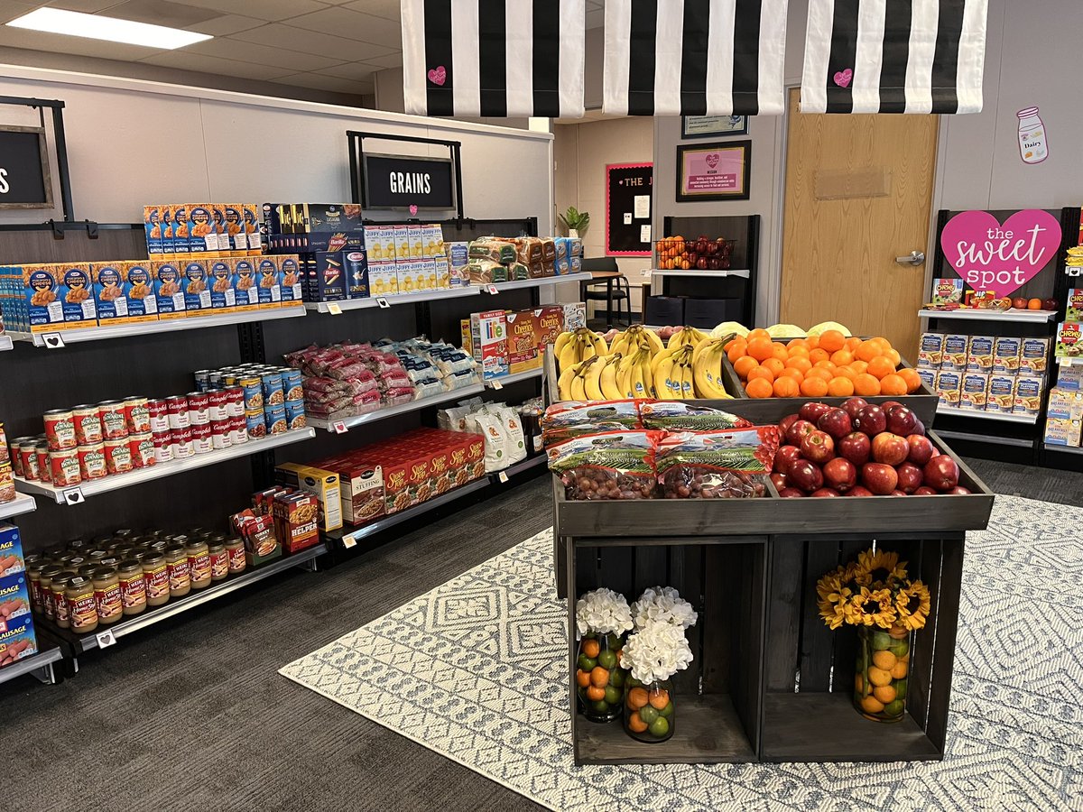 clvbrianknudsen's tweet photo. Today, my team &amp; I welcomed the first of it’s kind (in LV), school based community market, at Garside Jr. High. @thejust1project is piloting the initiative, which will provide families no cost food &amp; school supplies via case management. We are so proud to welcome them to Ward 1! https://t.co/mqzAQsDveS