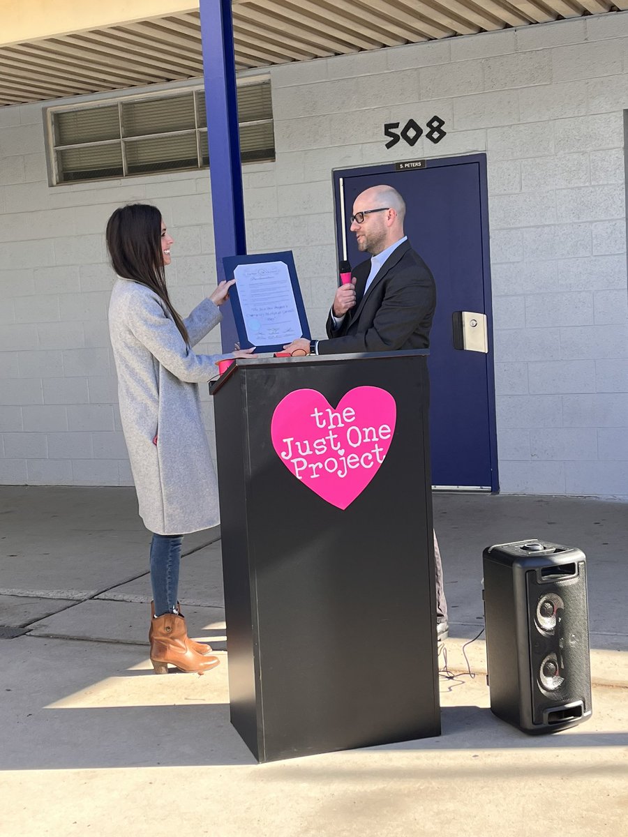 clvbrianknudsen's tweet photo. Today, my team &amp; I welcomed the first of it’s kind (in LV), school based community market, at Garside Jr. High. @thejust1project is piloting the initiative, which will provide families no cost food &amp; school supplies via case management. We are so proud to welcome them to Ward 1! https://t.co/mqzAQsDveS