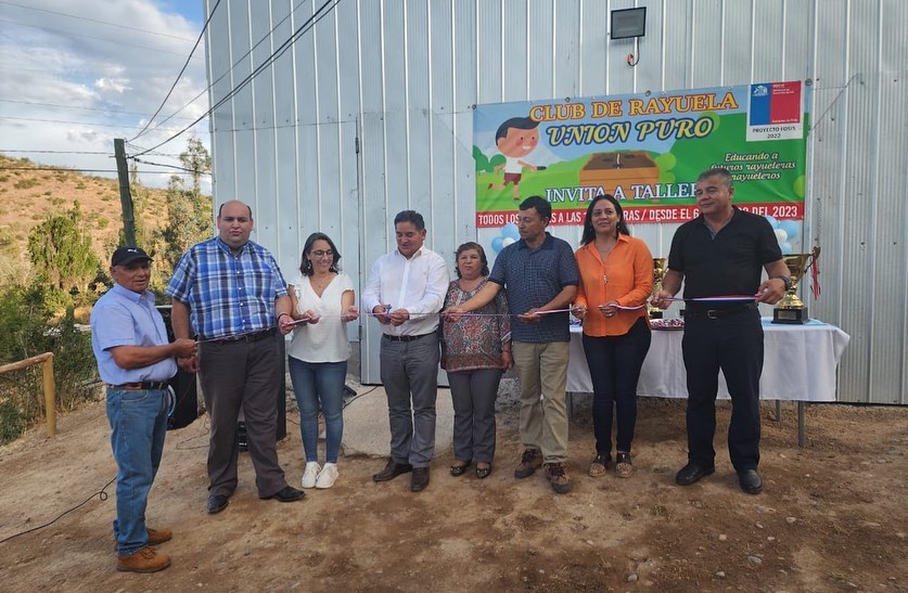 DPPMelipilla's tweet photo. 📌 Esta tarde, nuestra Delegada Presidencial Provincial de #Melipilla, #SandraSaavedra, hizo entrega de recursos del Fondo Nacional Presidente de la República #FNPR al Club de Rayuela #UniónPuro de #Quincanque, comuna de #SanPedro.
Paralelamente...
#SigueHilo 1/2 https://t.co/NLUINPri89