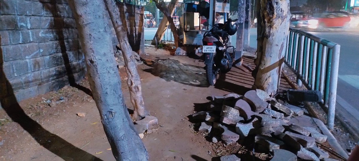 jvidyasagar's tweet photo. This junction leads to major IT companies and is used by thousands working there. Where is the space for pedestrians to walk @ IIIT junction. @GHMCOnline @ZC_SLP #Hyderabad #IIITJunction https://t.co/eoWBe6UtCE