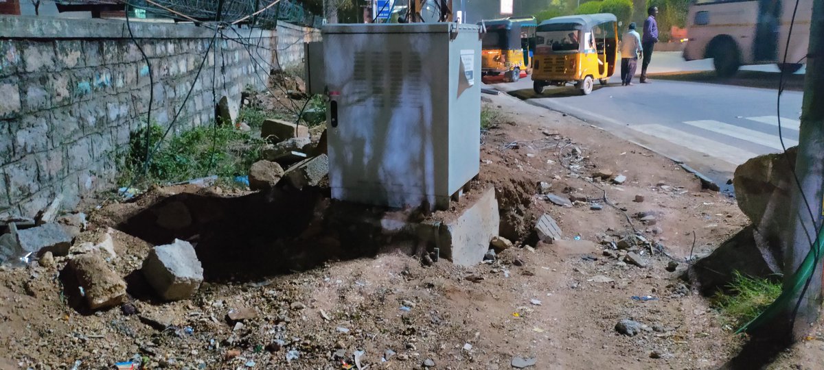 jvidyasagar's tweet photo. This junction leads to major IT companies and is used by thousands working there. Where is the space for pedestrians to walk @ IIIT junction. @GHMCOnline @ZC_SLP #Hyderabad #IIITJunction https://t.co/eoWBe6UtCE