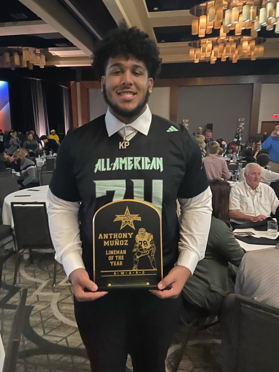 Congratulations to @KadynProctor1 on winning the Anthony Muñoz Lineman of the Year Award as well as being named a Team Captain of the West! #AllAmericanBowl #PTBD