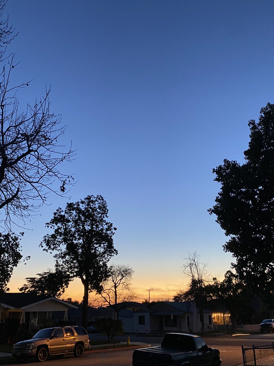 gonzo7626's tweet photo. Happy Friday Errbody!! Itโs gonna be a good weekend!! Salud ๐ป #LAsunsets ๐๐ฎโ๐จ https://t.co/U0gEXogKzU
