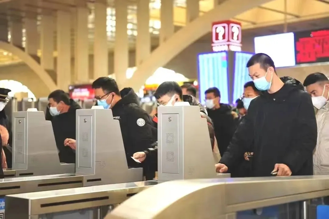 ChinaRailways's tweet photo. #CRnews The 40-day Spring Festival travel rush kicks off today, ending Feb 15. 6.3 million passengers are expected to travel by railway on the first day of the Spring Rush. #springrush #ChinaRailway https://t.co/wufDbVFWQ4