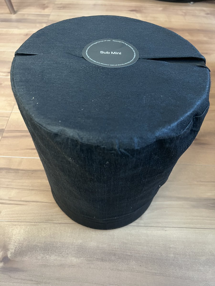 tanacchi_almost's tweet photo. SONOS Sub Mini 開封の儀①
ついに我が家にキタ！
25%セールを狙い撃ちして待望の着弾
とてもオシャレです

箱はサステナブルな紙の箱(Roamの箱と同じ素材)
いつものモフモフに包まれ、先っちょだけ出したらいつものSONOSロゴ！

開封だけで高まるのはフリークの証です

#SONOS
#SubMini https://t.co/SnqG71y2Fc