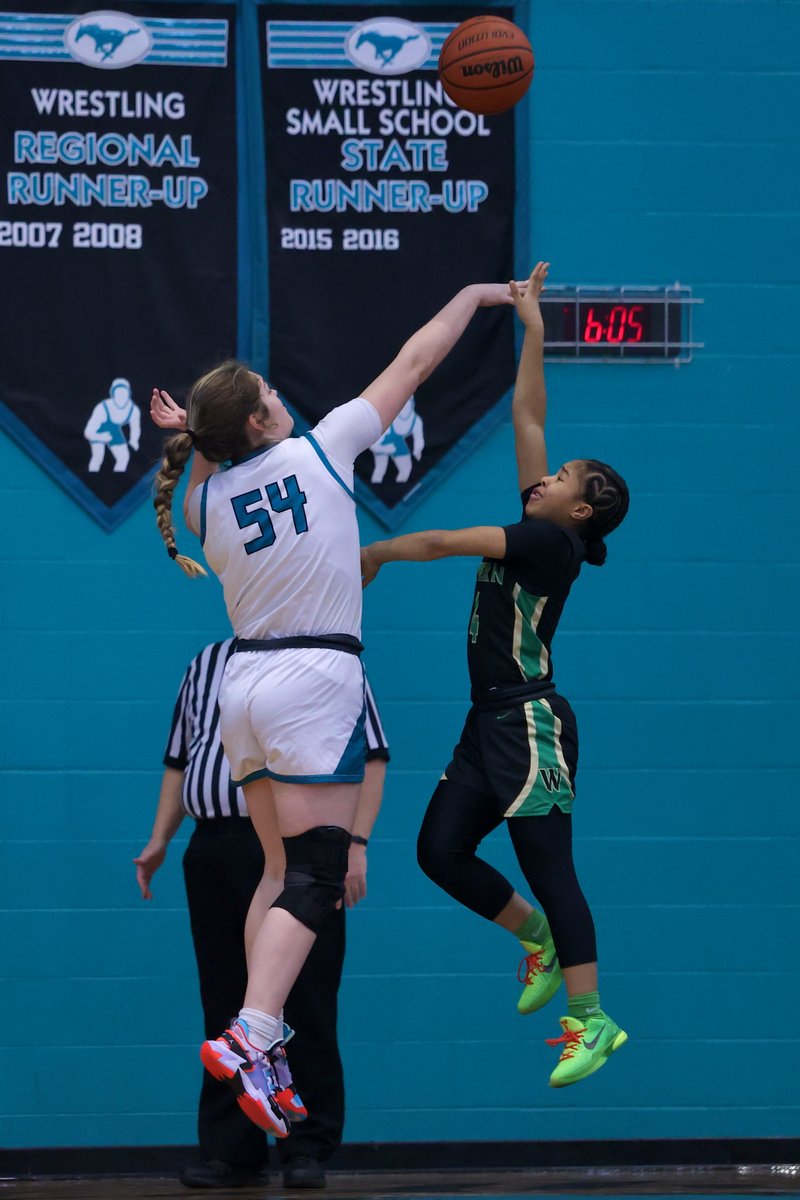 j_michaud_photo's tweet photo. Nice showing by North Oldham hosting a solid 7-3 Western squad. Mustangs in control from the opening tip and roll to a 60-37 win. 10 Mustangs score led by 12 from Gracie Sipes and 11 and 10 respectively from Katelyn Vize and Liz Boyd. 8th grader Greyson Luehrs pitched in 8. https://t.co/lrC6JcHdr1