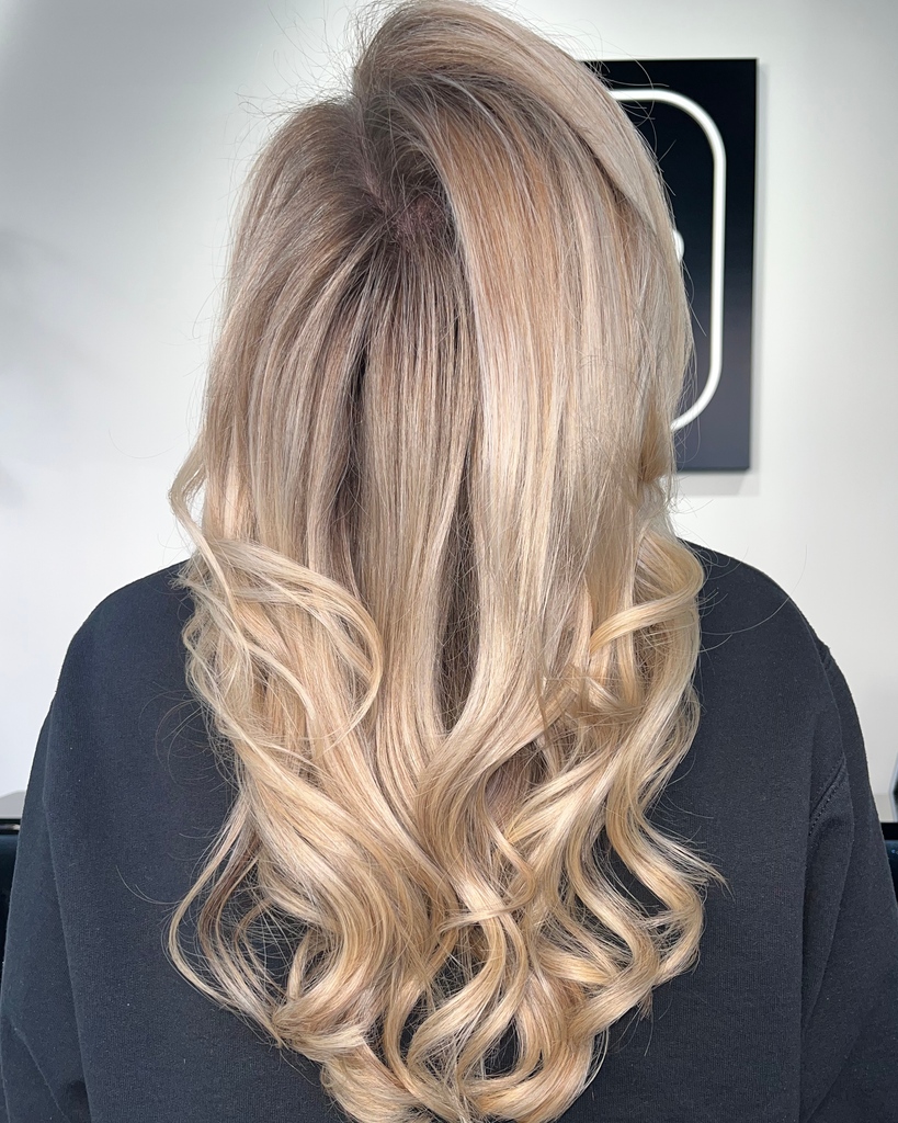 Stylist: @idoctorhair_
#hairgoals #hairstylist #hairdresserMagic #haircolorist #modernsalon #makeover #explore #love #hair #hairart #effortlesshair #newlook #smallbusiness #hairartists #photooftheday #oribeobsessed #ORIBE #goldwellapprovedus #goldwell #gogoldwell