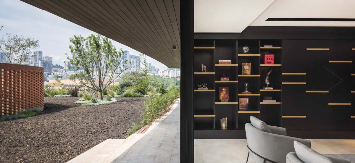 Un espacio residencial en una planta baja, formada por un núcleo central de madera negra, y un jardín perimetral que se diluye con la topografía, conforman el programa de Casa Canto. | bit.ly/3ilEloc