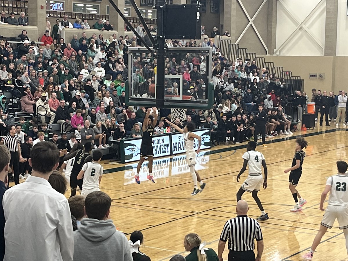 LPSAthletics's tweet photo. Inter-city matchup tonite as LSE travels to LSW to take on the Hawks. Great fan and student support for both teams. #GOLSE #GOLSW #GOLPS # BETTERTOGETHER https://t.co/yrug3TISjh