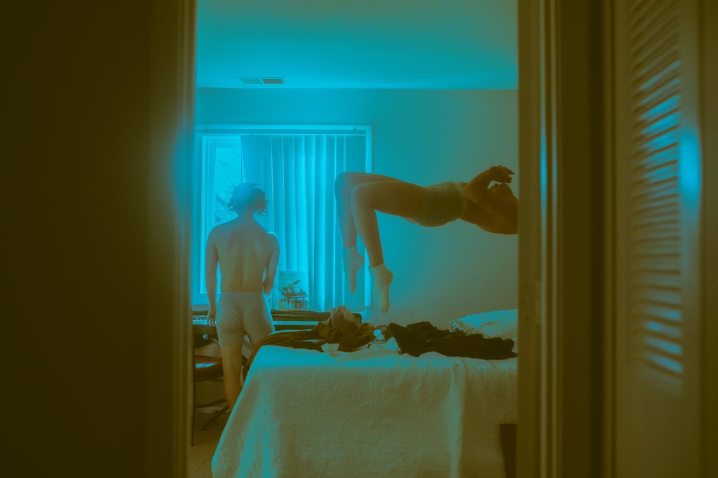 AlizeJireh's tweet photo. @seedphrase Conceptual self portraiture / surrealism 🤍 https://t.co/4RzCfoUV0K