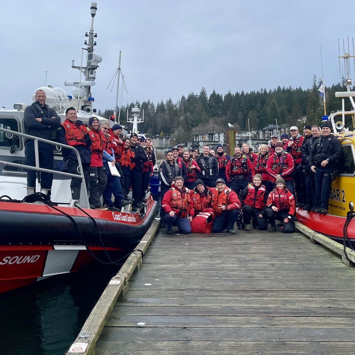 VPDMarineUnit's tweet photo. it’s #SearchAndRescue training day! Working alongside our partners @CoastGuardCAN @RCM_SAR @VanFireRescue @PortVancouver to respond effectively to emergencies on the water. #teamwork @VancouverPD @ChiefPalmer https://t.co/ZvywtFaoKn