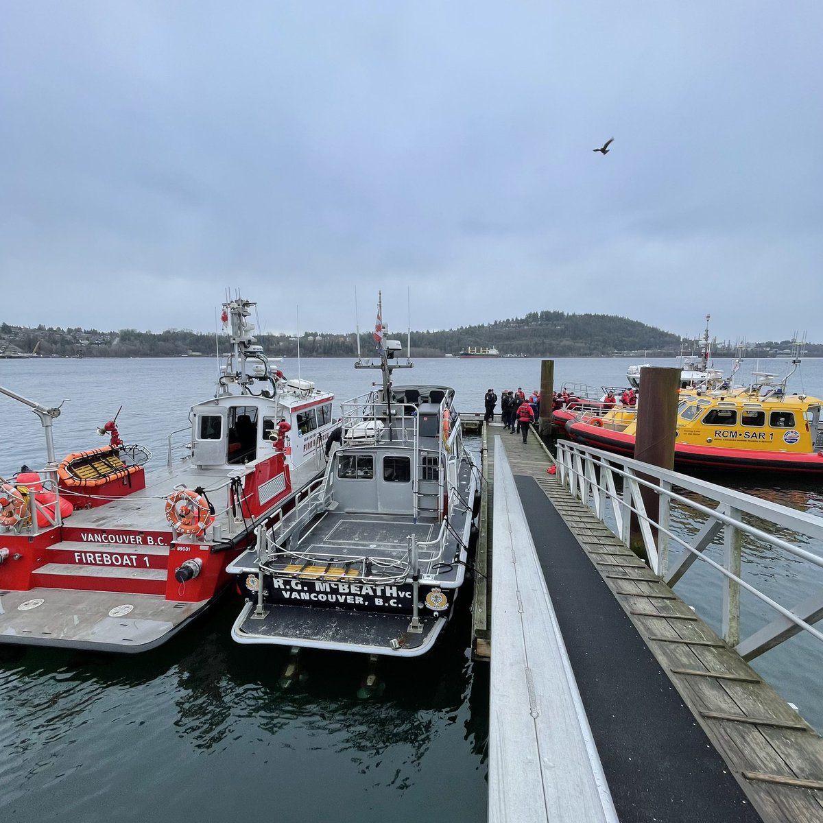 VPDMarineUnit's tweet photo. it’s #SearchAndRescue training day! Working alongside our partners @CoastGuardCAN @RCM_SAR @VanFireRescue @PortVancouver to respond effectively to emergencies on the water. #teamwork @VancouverPD @ChiefPalmer https://t.co/ZvywtFaoKn
