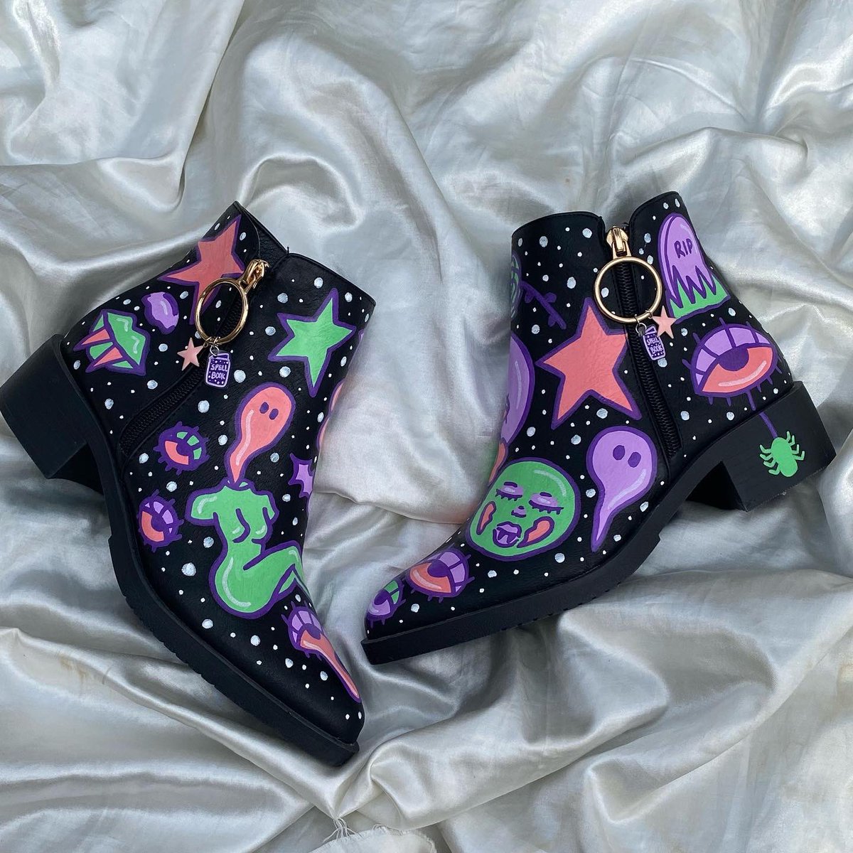 alilpickle's tweet photo. these painted boots are currently on sale, pls retweet i just want them to find a good home 🫶 https://t.co/BFGMHwfcJg