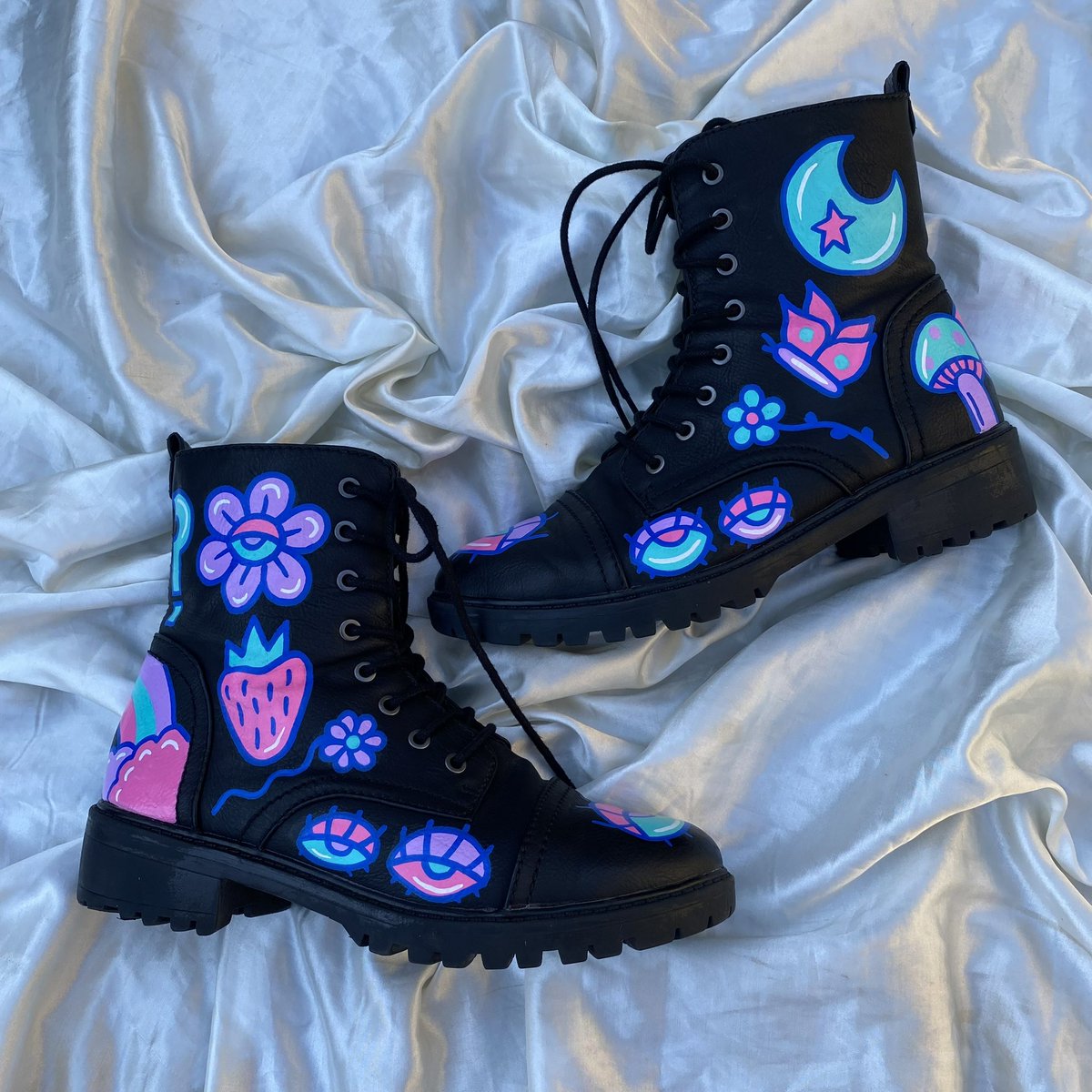 alilpickle's tweet photo. these painted boots are currently on sale, pls retweet i just want them to find a good home 🫶 https://t.co/BFGMHwfcJg