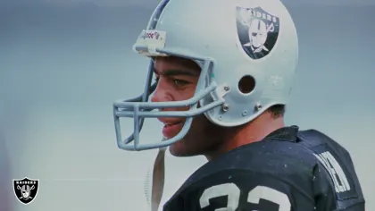 Oakland Raiders all time leader in touch downs?! 🤔

The all-time leader in touchdowns for the Oakland Raiders is Marcus Allen. Allen played for the Raiders from 1982 to 1992 and is the team's all-time leader in touchdowns, with 77. Allen was..⬇️⬇️

#Raiders #marcusallen
