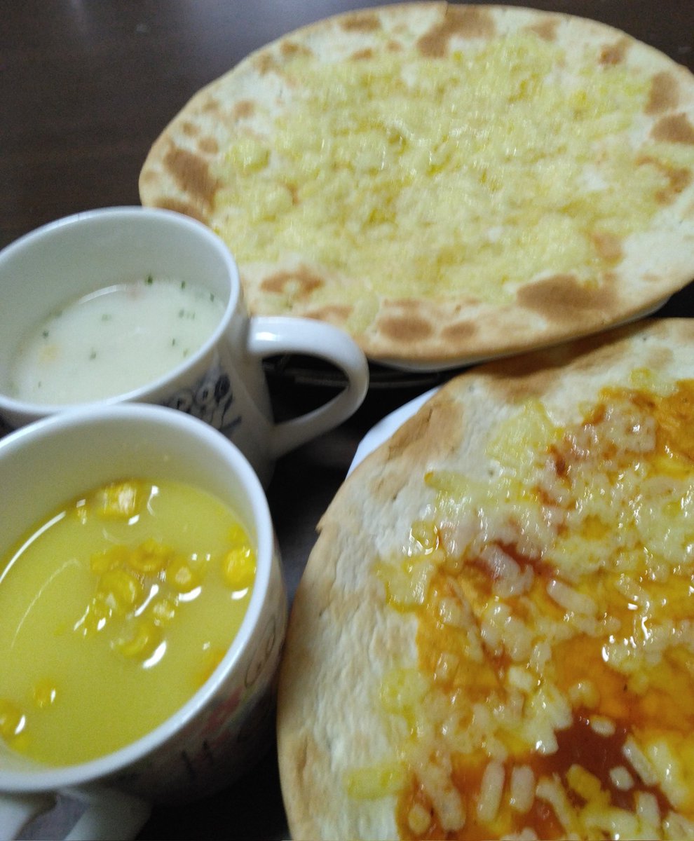 yukiyuki3710's tweet photo. シンプルなチーズピザ🧀🍕

#おひるごはん #昼ご飯 #ランチ #昼ごはん #おうち時間 #おうちごはん   #もう冬   #おやつ #手抜き  #簡単  #寒い   #土曜日  #三連休 #冬休み  #年末年始  #お正月  #年明け   #ピザ  #ポタージュ  #コーンスープ https://t.co/A5cNZSEV08