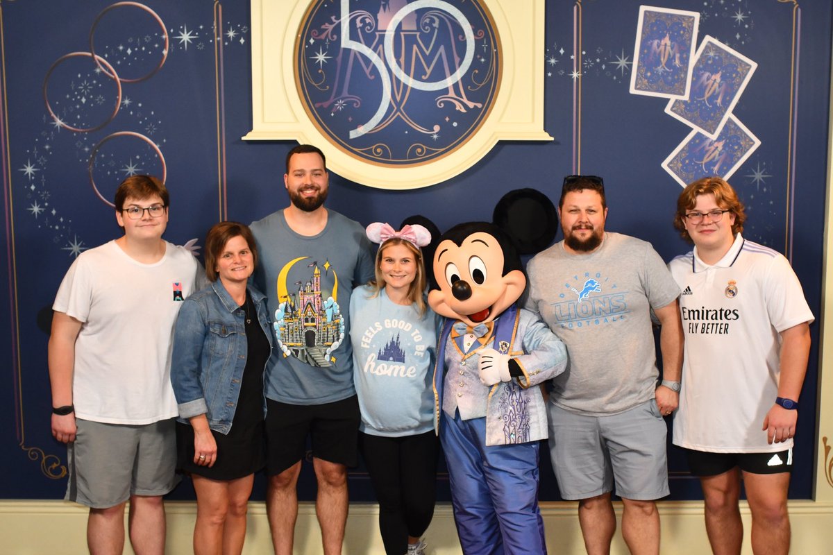 superskups's tweet photo. #noviwinterbreak Jan 4: a shout out to someone special- Mickey & Minnie ✨ https://t.co/Hv1VuHdsPq