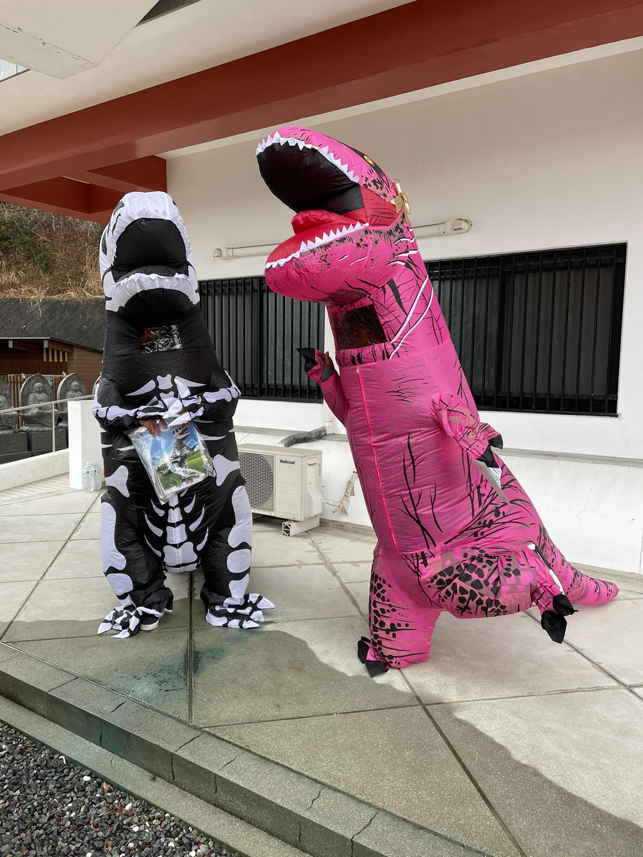 いつもいいね!ありがとうございます😊
本日ラビズキッチンは東広島市西条町上三永にあります龍玄院龍玄精舎さんで開催されている日本の季節をたのしもうにお邪魔しております🚚恐竜もいます‼️今日は豆カレー🫘を準備して皆様のご利用お待ちしております🍛