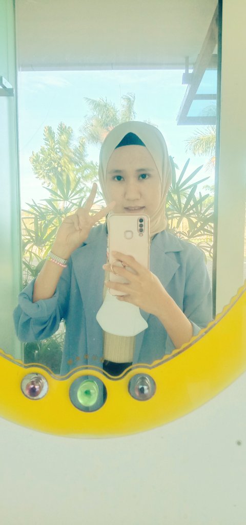 elvinsilv's tweet photo. @jek___ Apaan tuh weekend. 
Aku sabtu kerja aja tetep si cipung yang kaya mah 😭 #selfieweekend https://t.co/fUVA18LMOs